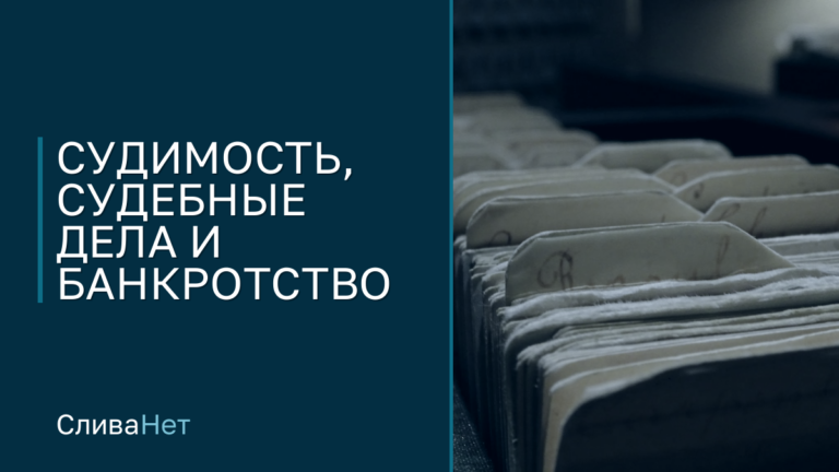 Ряд старых папок с делами в тёмном архиве